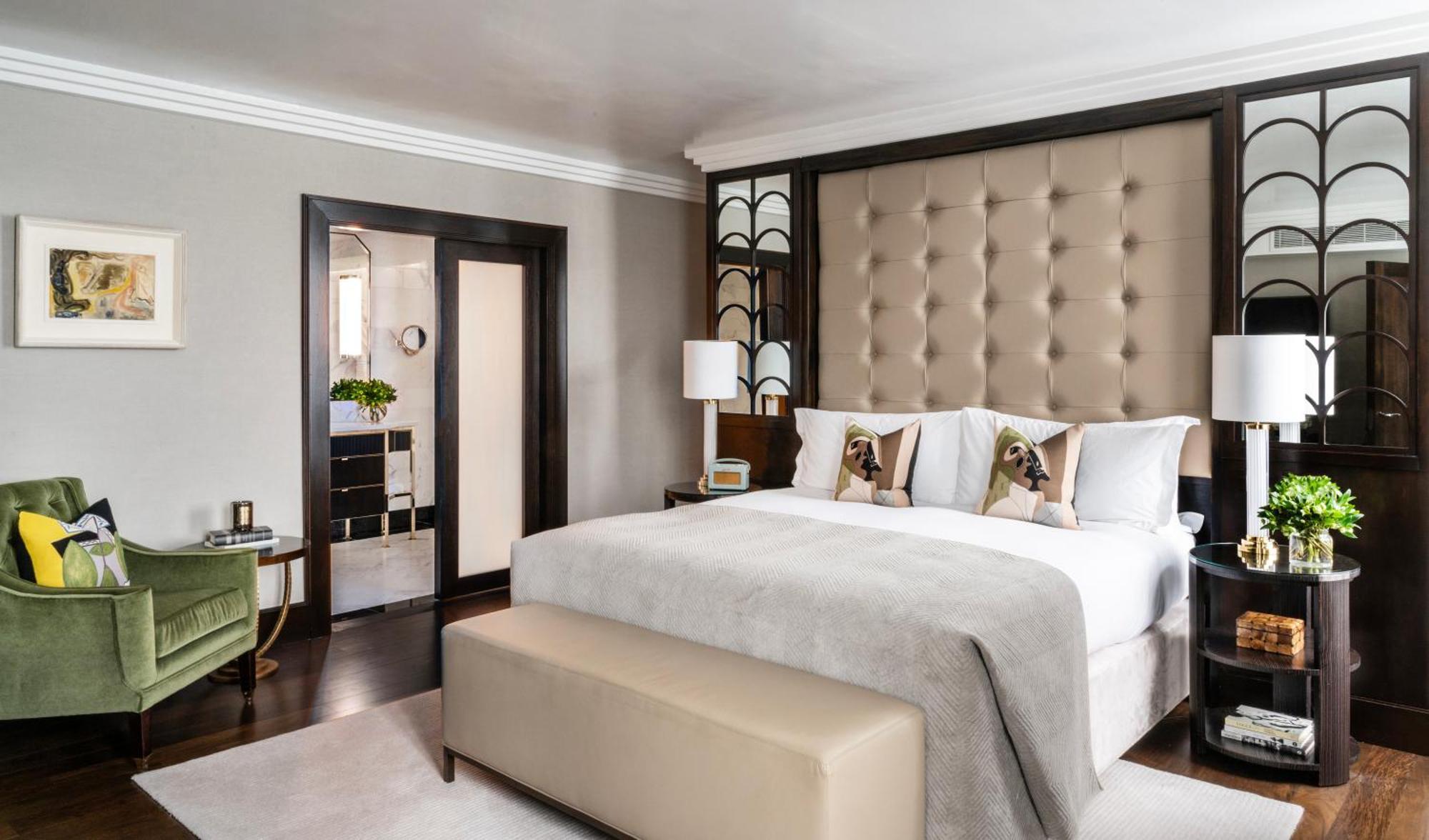The Westbury Hotel Дублин Экстерьер фото A bedroom at The Savoy